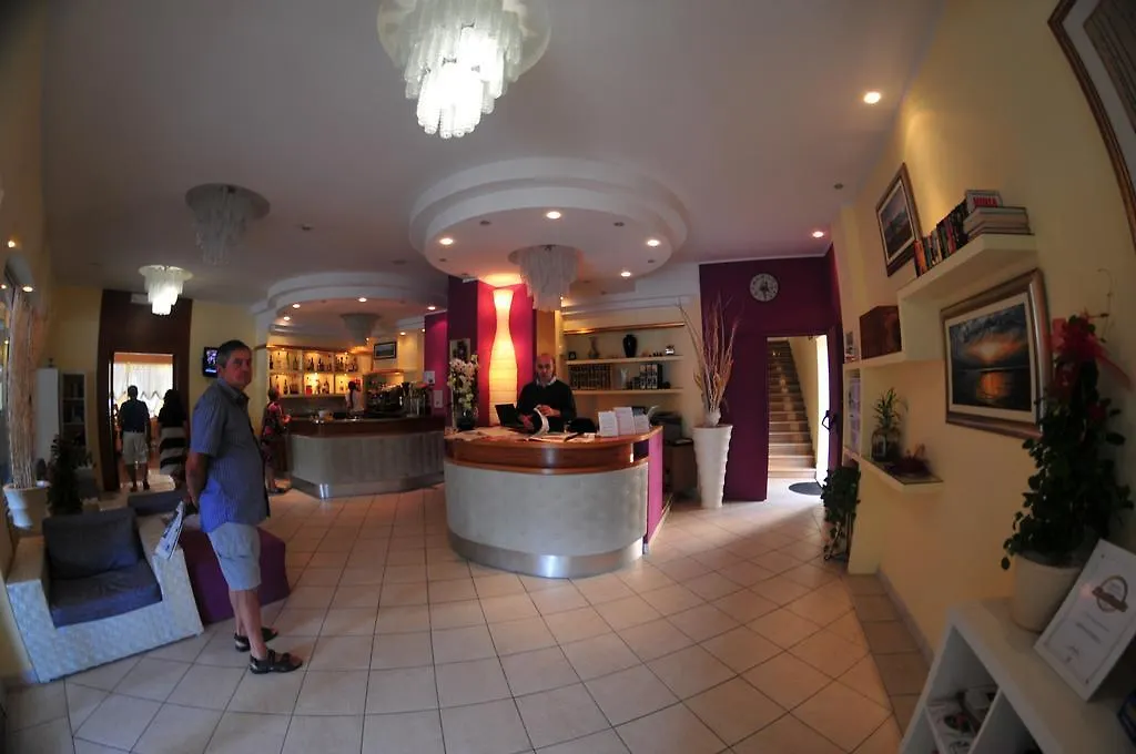 Hotel Antonella Lido di Classe 3*,